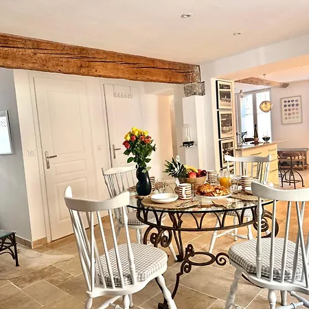 فيلة La Au Patio Suspendu